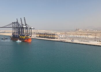 وزير الصناعة والنقل يعلن استقبال رصيف محطة هاتشيسون رقم 1 بميناء السخنة السفينة المتخصصة ZHEN HUA 23