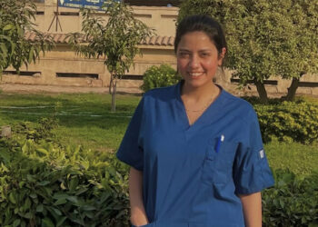 سهر الصايغ بالزي الطبي داخل قصر العيني