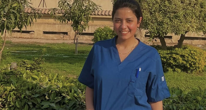 سهر الصايغ بالزي الطبي داخل قصر العيني