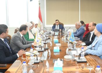 وزير الإسكان يتابع الاشتراطات والضوابط والمعايير الخاصة بالإعلانات على الطرق العامة والمحاور