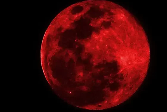 حقيقة ارتباط خسوف القمر بالكوارث الطبيعية.. خبير البحوث يوضح