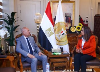 وزيرة التنمية المحلية تتابع مع محافظ القاهرة المشروعات التنموية والخدمية