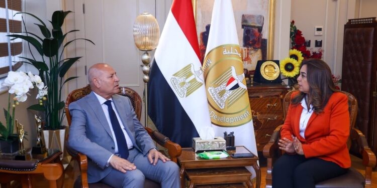 وزيرة التنمية المحلية تتابع مع محافظ القاهرة المشروعات التنموية والخدمية