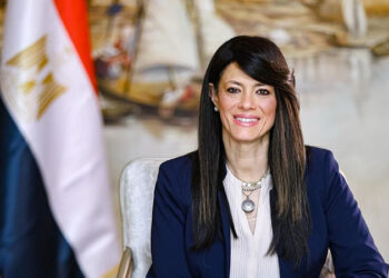 وزيرة التخطيط تستهل زيارتها لمحافظة قنا بوضع حجر الأساس لمصنع تربية ديدان القز وإنتاج الحرير الطبيعي