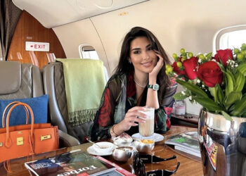 ظهور لافت لـ ياسمين صبري من الطائرة