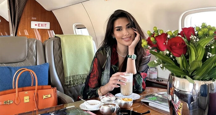 ظهور لافت لـ ياسمين صبري من الطائرة