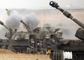 مدفعية الاحتلال الإسرائيلي وطيرانه يستهدفان أحياء غزة بوحشية