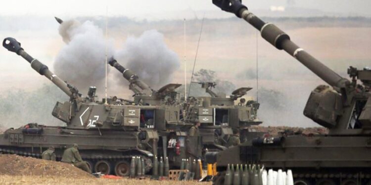 مدفعية الاحتلال الإسرائيلي وطيرانه يستهدفان أحياء غزة بوحشية