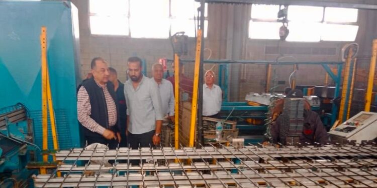 في جولة مفاجئة.. وزير قطاع الأعمال العام يتفقد شركتي “النصر للمواسير” و”سيجوارت” ويتابع سير العمليات الإنتاجية