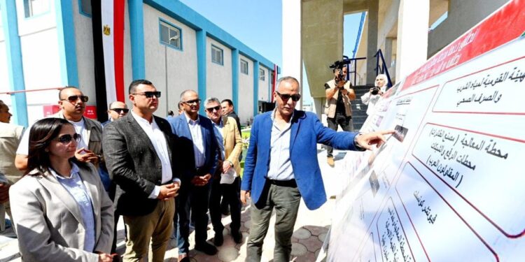 وزير الإسكان ومحافظ البحيرة يفتتحان محطة معالجة الصرف الصحي بمركز بدر