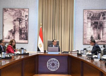 رئيس الوزراء يستعرض الإجراءات المقترحة للتعامل مع انهيار عدد من العقارات