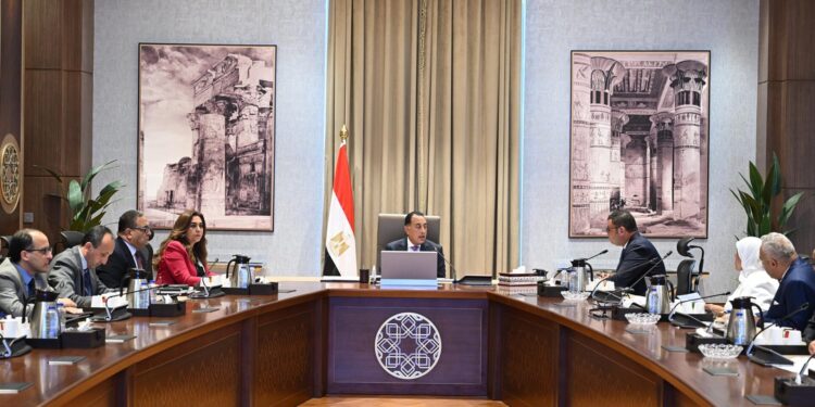 رئيس الوزراء يستعرض الإجراءات المقترحة للتعامل مع انهيار عدد من العقارات