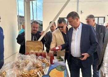 وزيرا الزراعة والشؤون النيابية يتفقدان أحد النماذج التعاونية المنتجة بجنوب إيطاليا