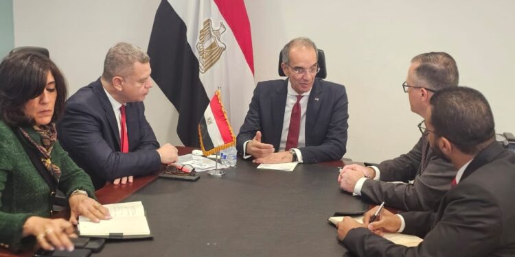 وزير الاتصالات يبحث مع مسؤولى كبرى الشركات الأمريكية التوسع في استثماراتها في مجال التعهيد في مصر