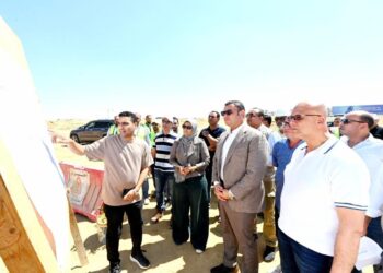 وزير الإسكان يتفقد مشروعات شبكات الطرق والمرافق بتوسعات مدينة الشيخ زايد