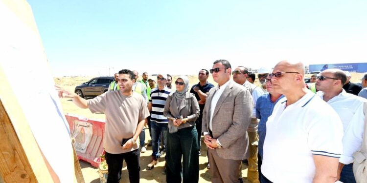 وزير الإسكان يتفقد مشروعات شبكات الطرق والمرافق بتوسعات مدينة الشيخ زايد