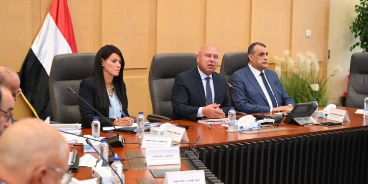 وزير الصناعة والنقل يترأس الاجتماع الثلاثين للمجموعة الوزارية للتنمية الصناعية