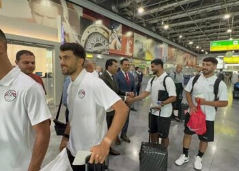 وزير الرياضة يودع  المنتخب الوطني بمطار القاهرة
