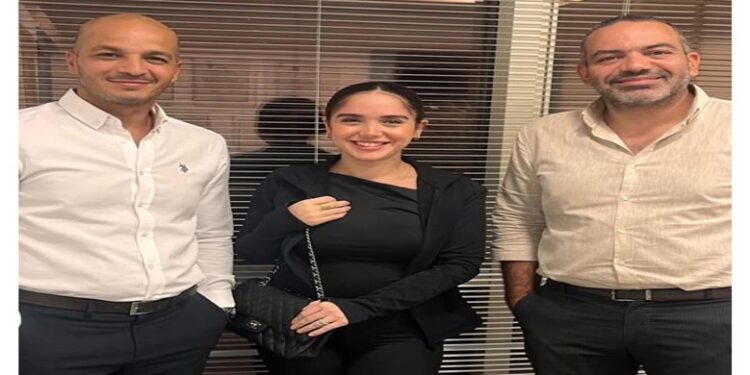 الصورة الأولى لرنا رئيس بعد تماثلها للشفاء من أزمتها الصحية