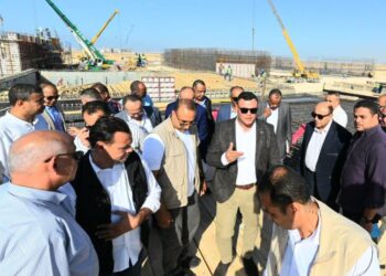 وزير الإسكان يتفقد مشروع إنشاء محطة لتحلية مياه البحر بمدينة العلمين الجديدة