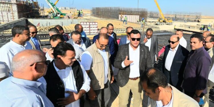 وزير الإسكان يتفقد مشروع إنشاء محطة لتحلية مياه البحر بمدينة العلمين الجديدة