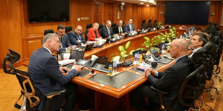 وزير البترول يلتقي نائب رئيس شركة إكس كاليبر الأسبانية المتخصصة في المسح الجيوفيزيائي للإمكانات التعدينية