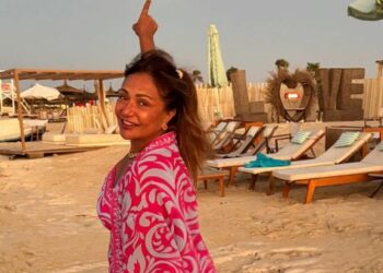 ليلى علوي تخطف الأنظار بإطلالة جديدة امام البحر