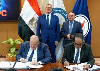 البترول توقع 3 اتفاقيات جديدة للبحث عن البترول والغاز في الصحراء الغربية وخليج السويس وشمال سيناء