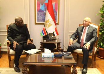 وزير الصناعية والنقل يبحث مع  وزير الدفاع الجديد بجامبيا  فرص التعاون والدعم