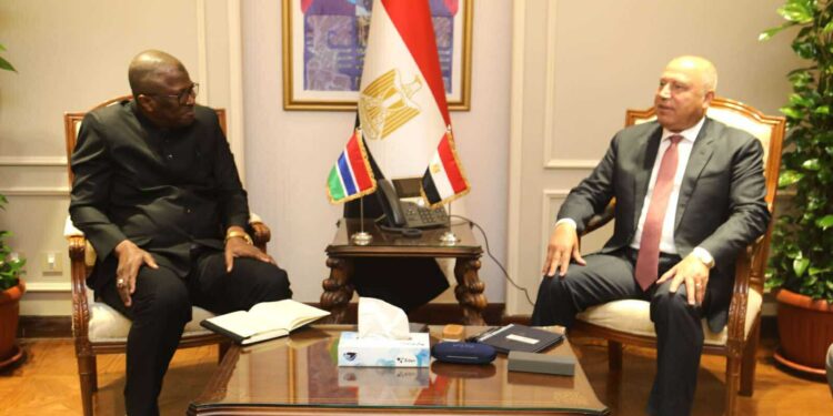 وزير الصناعية والنقل يبحث مع وزير الدفاع الجديد بجامبيا فرص التعاون والدعم