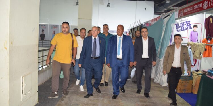 رئيس غرفة القاهرة يتفقد معرض أهلًا مدارس قبل إنطلاقة بساعات