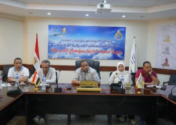 رئيس جهاز مدينة سوهاج الجديدة يلتقي عدداً من أصحاب المصانع لمناقشة مطالبهم ومقترحاتهم