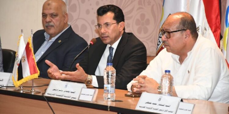 وزير الرياضة ورئيس اللجنة الأولمبية يجتمعان برؤساء الاتحادات لمتابعة الأكواد الطبية واستعدادات الأولمبياد