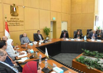 وزير الإسكان يستعرض مع محافظ القاهرة الموقف التنفيذي لعدد من المشروعات