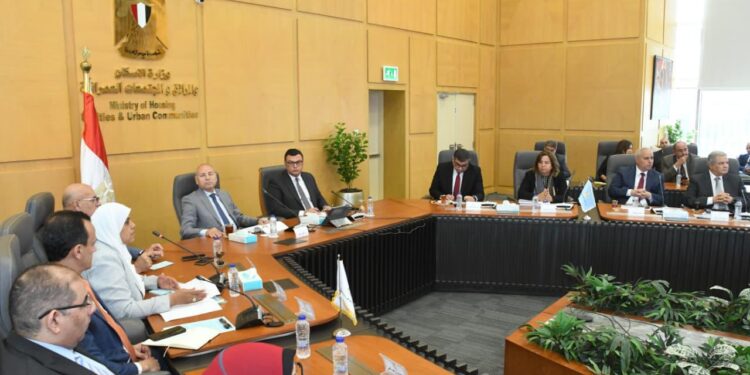 وزير الإسكان يستعرض مع محافظ القاهرة الموقف التنفيذي لعدد من المشروعات