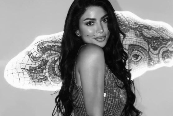 كارولين عزمي تستعرض جمالها بإطلالة جذابة