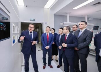 وزير الصحة يبحث مع الرئيس التنفيذي لشركة «Mindray» التعاون في دعم توطين الصناعات الطبية