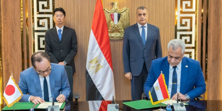 وزير الإنتاج الحربى يشهد مراسم توقيع مذكرة تفاهم مع شركة ميزوها اليابانية لتصنيع محطات توليد المياه من الهواء