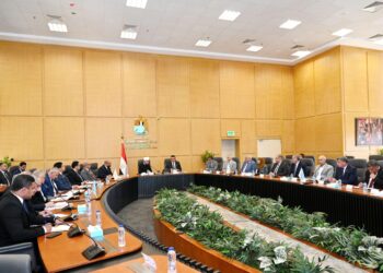 وزيرا الإسكان والأوقاف يناقشان عدداً من الموضوعات المشتركة بين الوزارتين