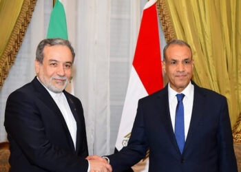 وزير الخارجية يستقبل نظيره الإيراني بالقاهرة