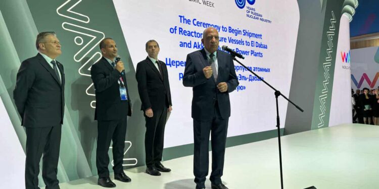وزير الكهرباء يشهد مراسم نقل وعاء ضغط المفاعل للوحدة النووية الأولى إلى موقع المحطة النووية