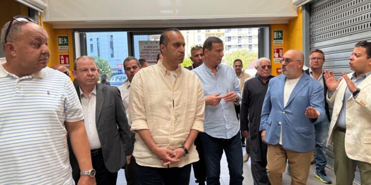 وزيرا الزراعة والشؤون النيابية يتفقدان تجربة السوق التعاوني في باري