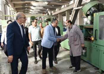 وزير الإنتاج الحربي يتابع مراحل التصنيع بشركة أبو زعبل للصناعات المتخصصة (مصنع 300 الحربي)