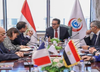 وزير الصحة يستقبل سفير فرنسا بمصر للإتفاق على تنفيذ خطة لتقديم المساعدات الإنسانية لقطاع غزة