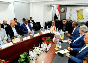 وزير الإسكان ومحافظ أسيوط يتابعان موقف مشروعات مياه الشرب والصرف الصحي بالمحافظة