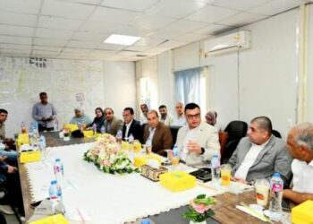 وزير الإسكان يعقد اجتماعًا مع الشركات العاملة بحدائق تلال الفسطاط ويتابع الاعمال النهائية بالمشروع