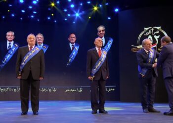 الرئيس السيسي يكرم أبطال حرب أكتوبر خلال الندوة التثقيفية للقوات المسلحة