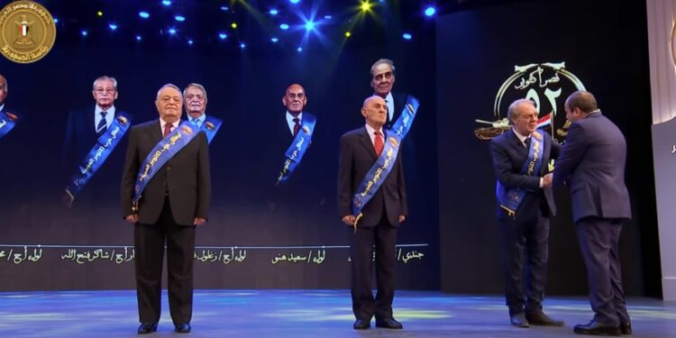 الرئيس السيسي يكرم أبطال حرب أكتوبر خلال الندوة التثقيفية للقوات المسلحة