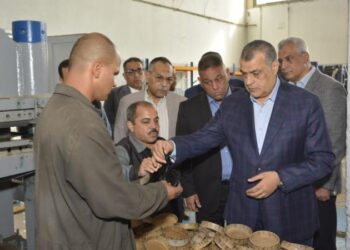 وزير الإنتاج الحربي يطمئن على سير العملية الإنتاجية بشركة هليوبوليس للصناعات الكيماوية (مصنع 81 الحربي)