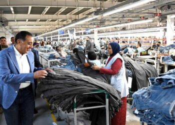 رئيس الوزراء يتفقد مصنع “تي آند سي” للملابس الجاهزة